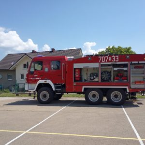 wóz strażacki stojący na placu szkolnym