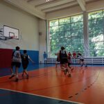 Uczniowie grają w koszykówkę