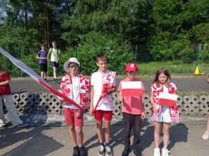 Uczniowie reprezentujący barwy narodowe Polski