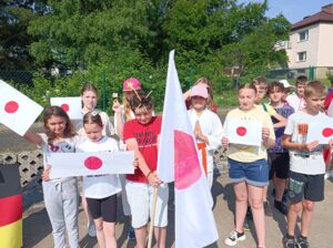 Uczniowie reprezentujący barwy narodowe Japonii