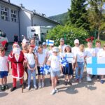 Uczniowie reprezentujący barwy narodowe Finlandii
